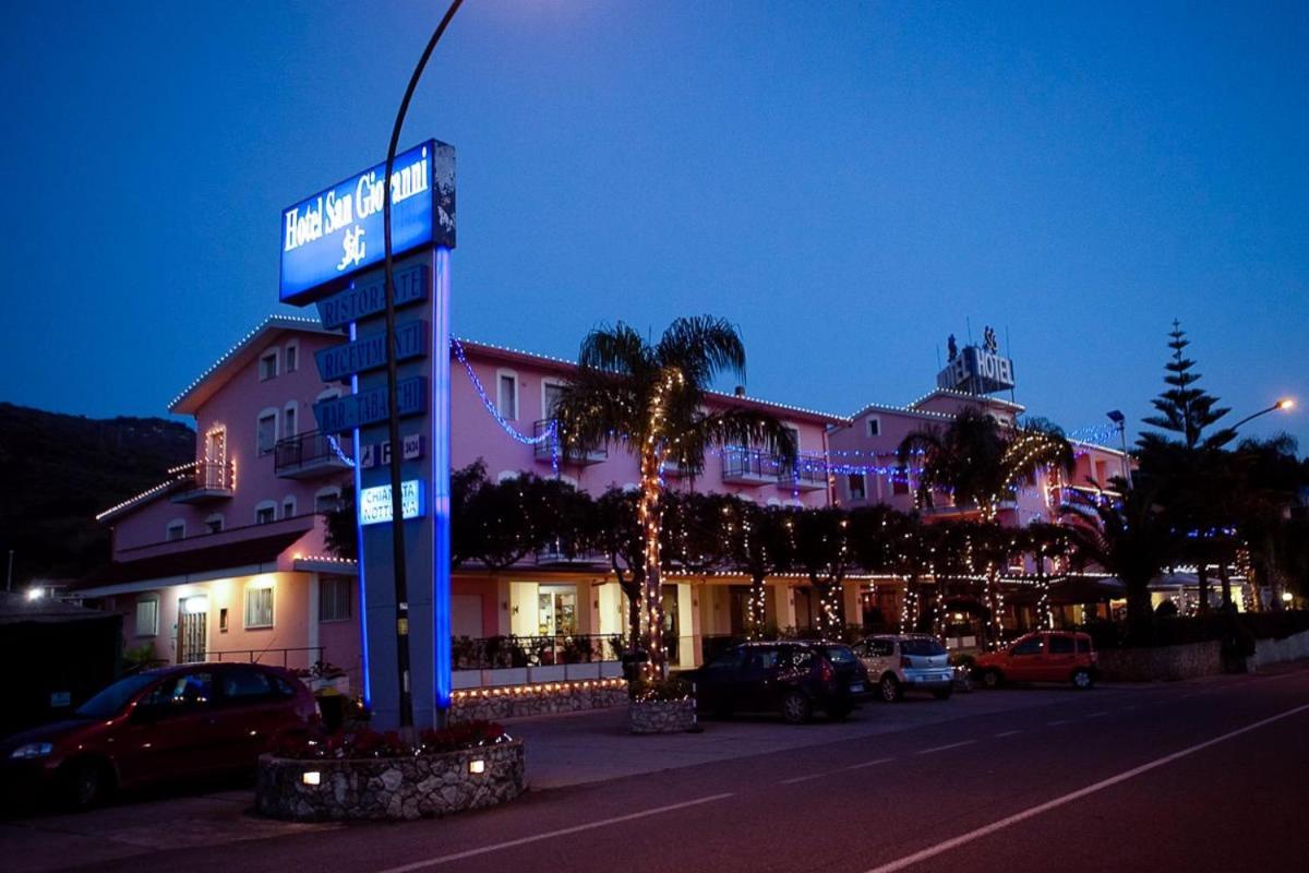 Hotel Ristorante San Giovanni ファレルナ エクステリア 写真